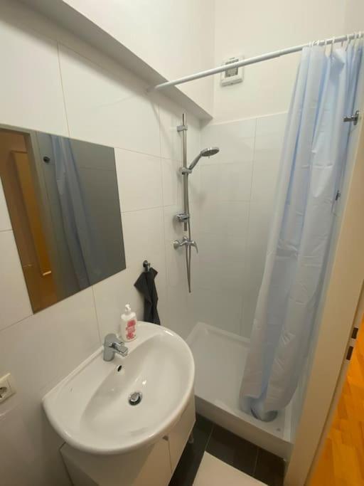 Cozy Appartm With + Airport/City Center Connection Apartamento Viena Exterior foto